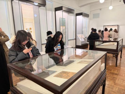 '아트 인 서울(Arts in Seoul) 2025' 외국인 참가자들이 간송미술관 기획전 '보화비장(葆華秘藏)'을 관람하고 있다. [사진=강상헌 기자]