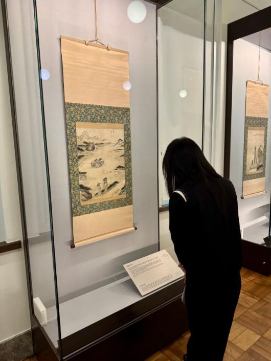 '아트 인 서울(Arts in Seoul) 2025' 외국인 참가자가 간송미술관 기획전 '보화비장(葆華秘藏)'을 관람하고 있다. [사진=강상헌 기자]