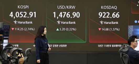 A view of Hana Bank dealing room in Seoul. Yonhap.