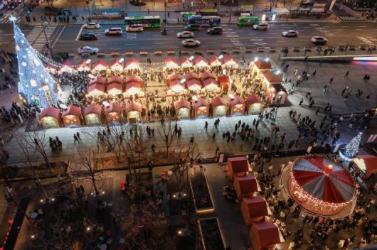 서울윈터페스타 통합 개막식이 진행된 12일 오후 서울 광화문 광장에 설치된 광화문 마켓에 불이 켜져 있다. 2025.12.12[사진=유대길 기자 dbeorlf123@ajunews.com]