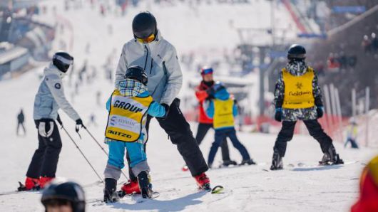 엘리시안 강촌을 찾은 어린이들이 스키 강습을 받고 있다. [사진=엘리시안 강촌]