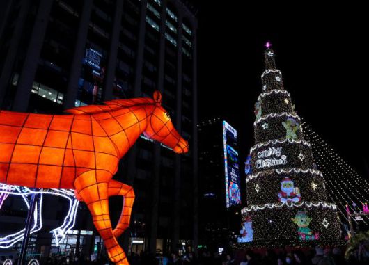 A horse-shaped lantern and a Christmas Tree. AJP Yoo Na-hyun