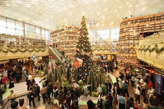 A Christmas tree stands inside Starfield Library at COEX Mall in Seoul’s Gangnam District on November 20/ AJP Han Jun-gu