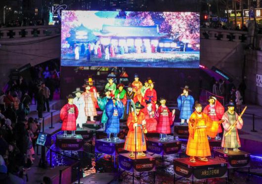 Lanterns and other installations are on display along the Cheonggye Stream in central Seoul on Dec. 12, 2025/ AJP Yoo Na-hyun