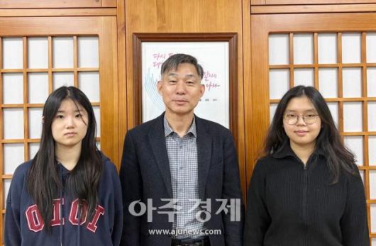 이낙종 옌타이한국국제학교장은 틈틈이 책을 읽고, 그 과정에서 자신만의 생각과 관점을 기르는 것이 무엇보다 중요하다고 강조했다.[사진=민보경·서가영·최서연 옌타이 통신원]