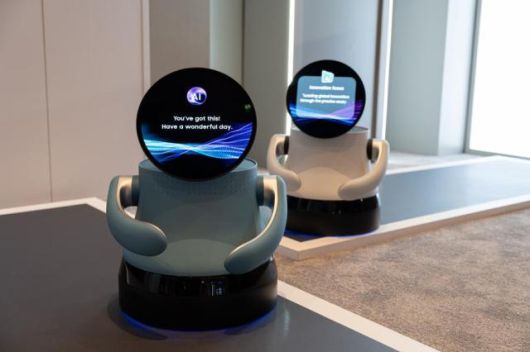 삼성디스플레이가 6일(현지시간) 미국 라스베이거스 앙코르 앳 윈 호텔에서 'CES 2026' 미디어 초청 행사를 열고 공개한 차세대 AI 기기 콘셉트의 데모제품 'AI OLED 봇'. 가볍고 디자인 자유도가 높으며 전력 소모가 적은 OLED는 AI가 탑재된 로봇 등 차세대 AI 기기의 활용도를 높일 수 있다.[사진=삼성디스플레이]