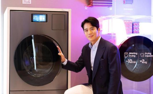 배우 하석진이 CES 2026 삼성전자 '더 퍼스트룩' 단독 전시관에서 '비스포크 AI 콤보' 세탁건조기를 소개하고 있다. [사진=삼성전자]