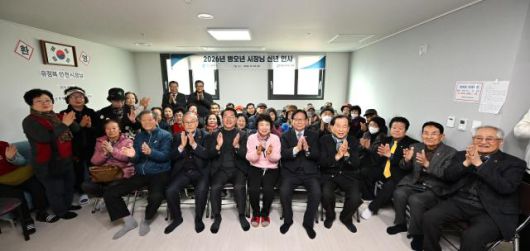 유정복 인천광역시장이 7일 서구 가재울역트루엘에코시티아파트 경로당에서 어르신들과 기념촬영을 하고 있다. [사진=인천시]