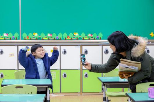 A preliminary enrollment session for first-grade students is underway at Ujang Elementary School in Gangseo-gu, western Seoul, on Jan. 6. AJP Yoo Na-hyun