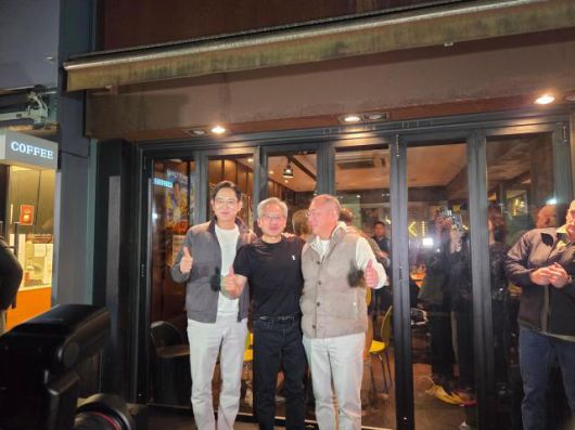 (왼쪽부터) '치맥 회동' 후 포토타임을 가지는 이재용 삼성전자 회장, 잰슨 황 앤비디아 CEO, 정의선 현대차그룹 회장 [사진=류청빛 기자]