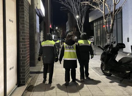 동탄8동 자율방범대가 지난 5일 새해맞이 민관경 합동 순찰을 하고 있다. [사진=화성시]