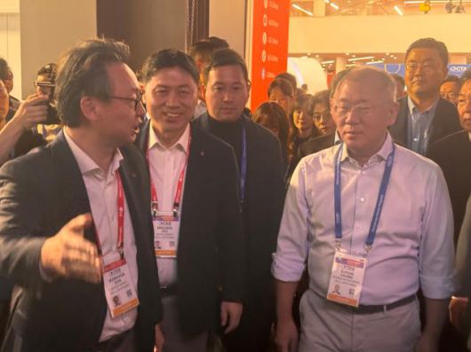 정의선 현대자동차그룹 회장(오른쪽)이 6일(현지시간) 미국 라스베이거스에서 열린 CES 2026에서 LG전자 부스를 찾아 류재철 LG전자 대표와 은석현 LG전자 VS사업본부장을 만났다. [사진=이성진 기자]