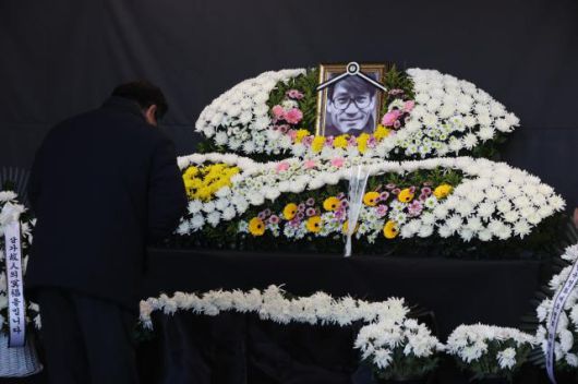 A citizen pays respects at the memorial space for the late actor Ahn Sung-ki at the Seoul Cinema Center in Jung-gu, Seoul. Jan. 7, 2026. AJP Han Jun-gu