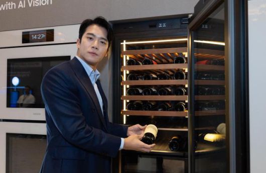 Actor Ha Seok-jin introduces Samsung Electronics’ “Infinite AI Wine Refrigerator” at the company’s standalone “The First Look” exhibition hall at CES 2026/ Courtesy of Samsung Electronics