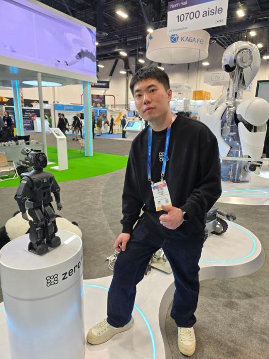 Zeroth Robotics CEO Renjie Guo poses next to the M1 humanoid model at the Las Vegas Convention Center, Jan.6, 2025. AJP Kim Dong-young