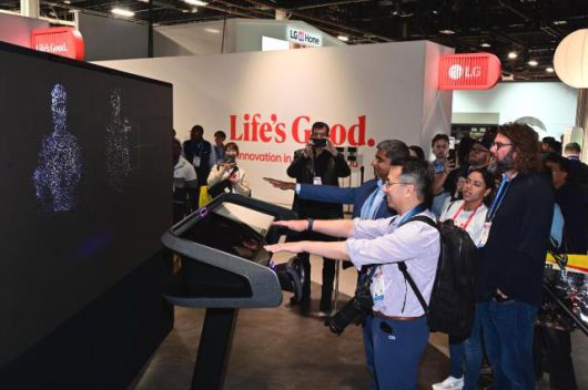 Visitors try out LG Electronics’ AI-powered in-car solutions at CES 2026, where the system analyzes passengers’ gaze to display relevant ads on windows and shows location-based photos tied to personal memories/