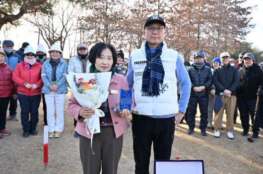 이순덕 완주군의회 운영위원장(왼쪽)이 이성용 삼례금와파크골프협회장으로부터 공로패를 받고 있다.[사진=완주군의회]