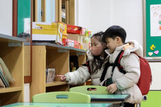 A preliminary enrollment session for first-grade students is underway at Ujang Elementary School in Gangseo-gu, western Seoul, on Jan. 6. AJP Yoo Na-hyun
