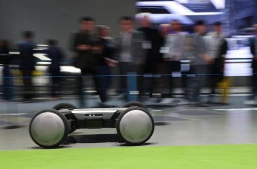 CES 개막일인 6일(현지시간) 미국 네바다주 라스베이거스 컨벤션센터(LVCC) 현대차그룹 부스에서 차세대 자율주행 모빌리티 로봇 플랫폼 '모베드'가 이동하고 있다.[사진=연합뉴스]