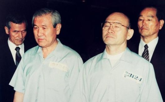 수의 차림의 노태우(왼쪽), 전두환 전 대통령 [사진=연합뉴스]