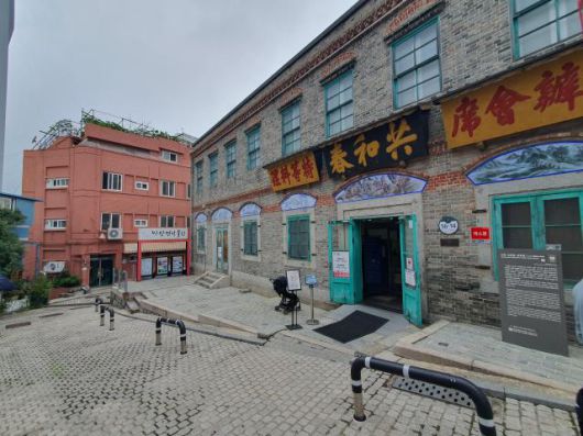 한국 짜장면의 발상지인 '공화춘' 건물을 활용한 짜장면 박물관. [사진=우주성 기자]