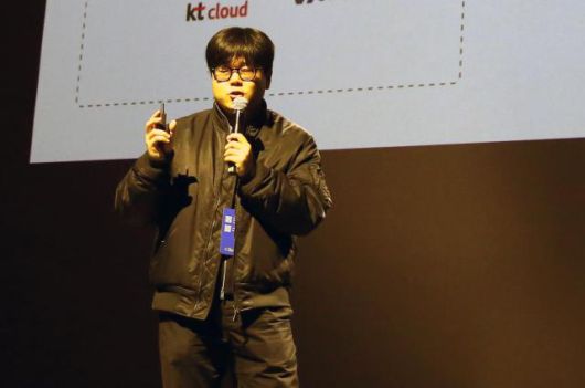 안재만 베슬AI 대표가 9일(현지시간) 미국 실리콘밸리 소재 폭스 시어터에서 열린 'UKF X 82스타트업 서밋 2026'에서 발표를 하고 있다. [사진=아주미디어그룹 샌프란시스코 특별취재단]