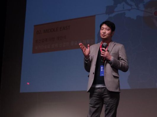 탁진희 한화에어로스페이스 전무가 10일(현지시간) 미국 캘리포니아 레드우드 시티 폭스 시어터에서 열린 ‘82 스타트업 서밋’에서 발표를 하고 있다. [사진=아주미디어그룹 샌프란시스코 특별 취재단]