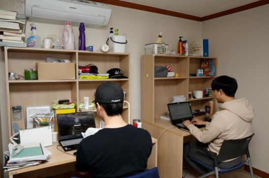 화성시장학관에 입소한 화성 청년들 (2). [사진=화성시]