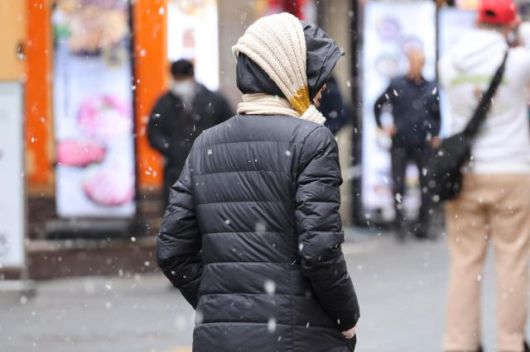 Heavy snow falls in Myeong-dong, central Seoul, on Jan. 12, 2026. AJP Yoo Na-hyun