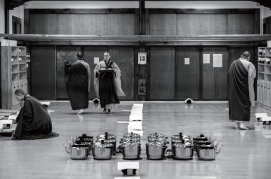 발우공양 준비하는 모습