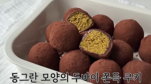 A screenshot from a video on Chef Sung Anh’s YouTube channel making Dubai Chewy Cookies