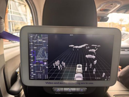 모셔널 뒷좌석에 배치된 화면을 통해 로보택시가 감지한 주변 차량과 보행자를 확인할 수 있다. [사진=이성진 기자]