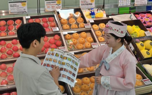 지난해 추석, 서울 중구 롯데마트 제타플렉스 서울역점에서 선물세트를 홍보하는 모습 [사진=롯데마트]