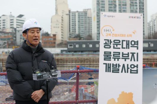 오세훈 서울시장이 12일 서울 노원구 월계동 광운대역 물류부지 공사현장을 방문해 둘려본 뒤 취재진의 질문에 답하고 있다.  [사진=연합뉴스]
