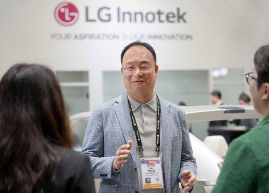 문혁수 LG이노텍 대표이사가 지난  7일(현지시간) 미국 라스베이거스 컨벤션 센터(LVCC) LG이노텍 전시부스에서 직원들과 대화하고 있다.[사진=LG이노텍]