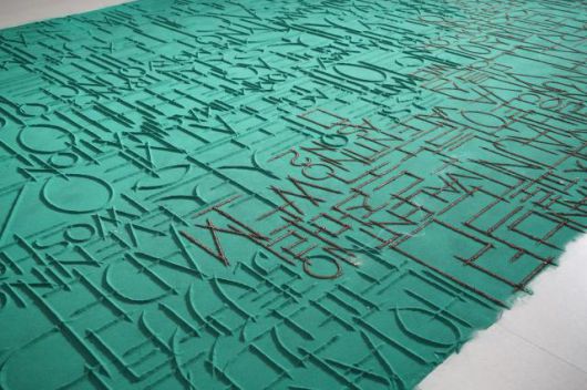 오인환, 〈남자가 남자를 만나는 곳, 서울〉, 2020, 향가루, 436×618 cm.《ㄱ의 순간》 설치 전경, 예술의 전당, 서울서예박물관, 서울, 2019–2020. 사진 제공: 작가.