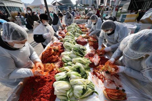 Volunteers make kimchi during the Garak Kimjang Festival in Seoul on Nov. 17, 2025. AJP Yoo Na-hyun