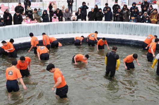 Participants catch mountain trout with their bare hands in icy water at the Hwacheon Sancheoneo Ice Festival in Hwacheon, Gangwon Province. Jan. 12, 2026. AJP Han Jun-gu