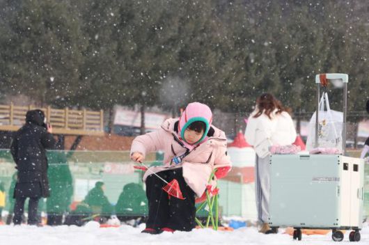 A child tries ice fishing at the Hwacheon Sancheoneo Ice Festival in Hwacheon, Gangwon Province. Jan. 12, 2026. AJP Han Jun-gu
