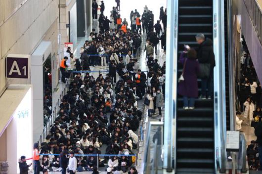 Citizens visiting the university information fair held at COEX in Gangnam-gu, Seoul, on Dec. 18, 2025, stand in line to enter. Yonhap