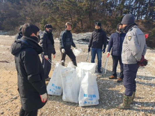 화성특례시가 14일 국화도에서 민관합동 해양방제활동을 하고 있다. [사진=화성시]