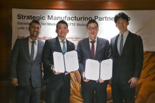 롯데바이오로직스-라쿠텐메디칼 바이오 의약품 위탁생산 계약체결식 모습. 왼쪽부터 압흐짓 바티아 라쿠텐메디칼 최고운영책임자, 미나미 마에다 라쿠텐메디칼 사장, 박 제임스 롯데바이오로직스 대표, 신유열 롯데바이오로직스 대표. [사진=롯데바이오로직스]