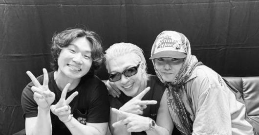 This photo captured from Taeyang's instagram show members brightly smiling at the backstage of Taeyang's concert. (Captured from Taeyang's social media)