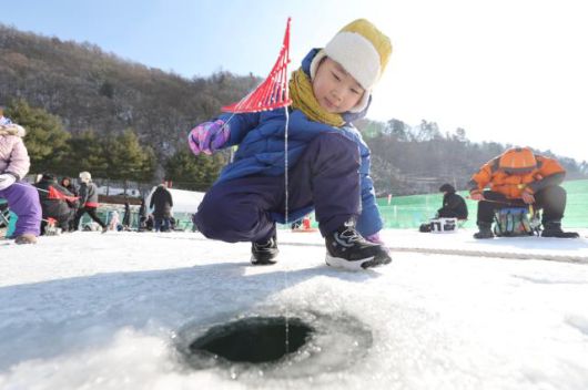 A child tries ice fishing at the Hwacheon Sancheoneo Ice Festival in Hwacheon, Gangwon Province. Jan. 12, 2026. AJP Han Jun-gu