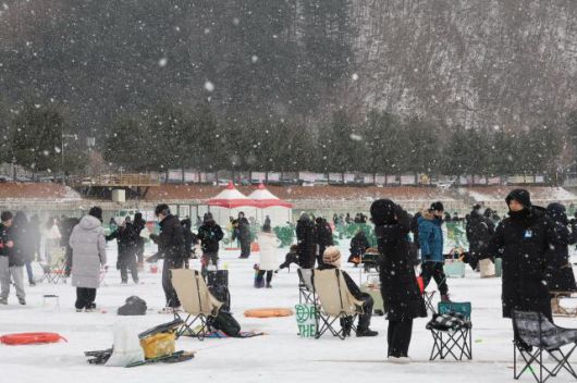 Visitors try ice fishing across the frozen ice field at the Hwacheon Sancheoneo Ice Festival in Hwacheon, Gangwon Province. Jan. 12, 2026. AJP Han Jun-gu
