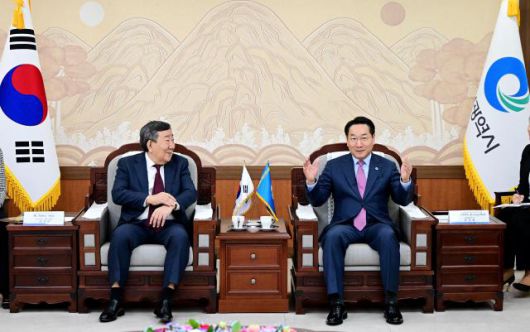 유정복 인천광역시장이 14일 시청 접견실에서 카자흐스탄 알라타우 신도시 개발사업을 추진중인 카스피안 그룹 최유리 회장을 접견하고 협력방안을 논의하고 있다. [사진=인천시]