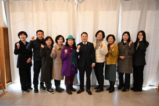 성중기 완주군의원(오른쪽 다섯 번째)이 지역주민과 주민 발의조례 입법청원 관련 간담회를 열고 있다.[사진=완주군의회]