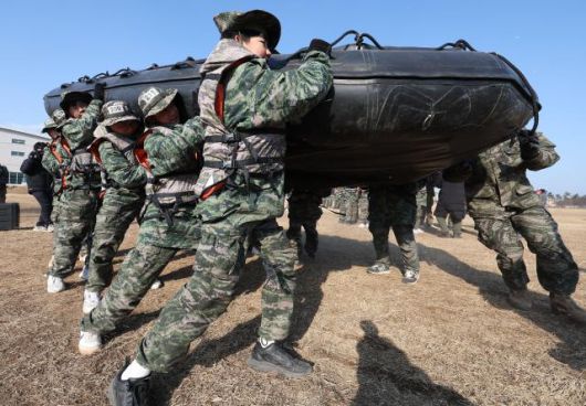 Participants take part in training during the 2026 Winter Marine Corps Camp at the 1st Marine Division in Pohang, North Gyeongsang Province, on Jan. 13, 2026. Yonhap
