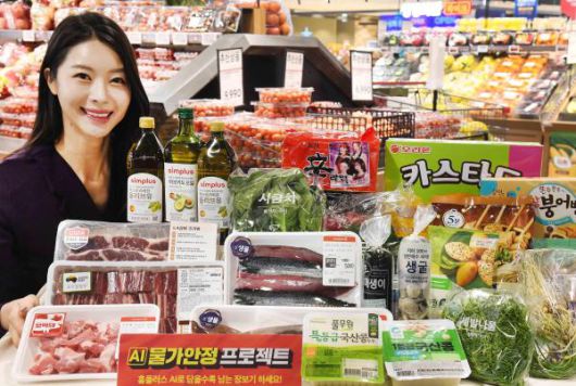 모델이 지난 14일 서울 등촌동 ‘홈플러스 메가 푸드 마켓 라이브’ 강서점에서 2026년 ‘AI 물가안정 프로젝트’를 소개하고 있다. [사진=홈플러스]