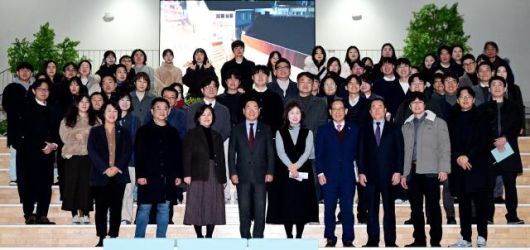 유정복 인천광역시장이 15일 중구 상상플랫폼에서 열린 '2026 주요업무보고회(인천관광공사, 인천문화재단)'를 마친 뒤 기념촬영을 하고 있다. [사진=인천시]